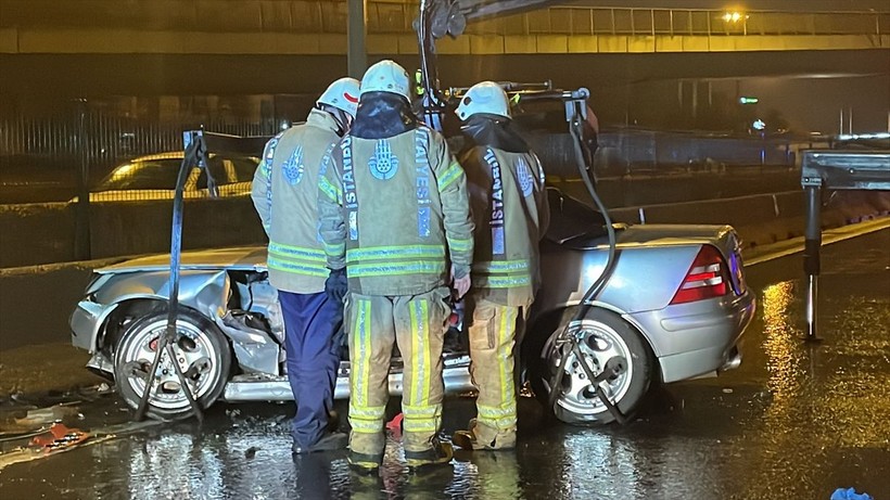 İstanbul Ataşehir'de lüks araç önce hafif ticari araca sonra bariyerlere çarptı sürücüsü öldü - Resim: 2