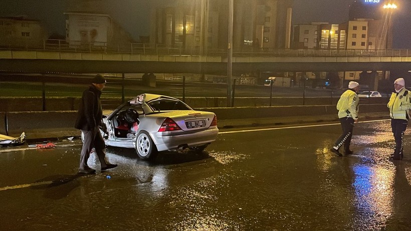 İstanbul Ataşehir'de lüks araç önce hafif ticari araca sonra bariyerlere çarptı sürücüsü öldü - Resim: 1