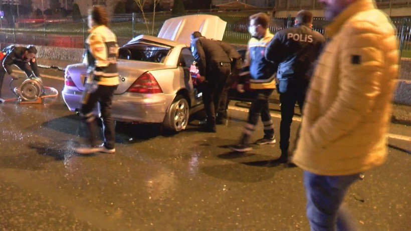 İstanbul Ataşehir'de lüks araç önce hafif ticari araca sonra bariyerlere çarptı sürücüsü öldü - Resim: 4