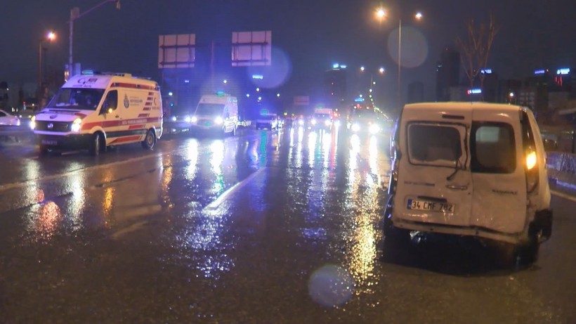İstanbul Ataşehir'de lüks araç önce hafif ticari araca sonra bariyerlere çarptı sürücüsü öldü - Resim: 5