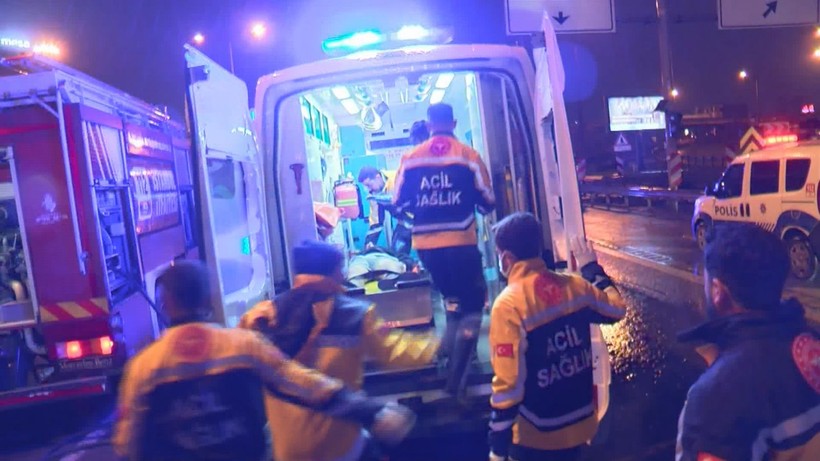 İstanbul Ataşehir'de lüks araç önce hafif ticari araca sonra bariyerlere çarptı sürücüsü öldü - Resim: 12