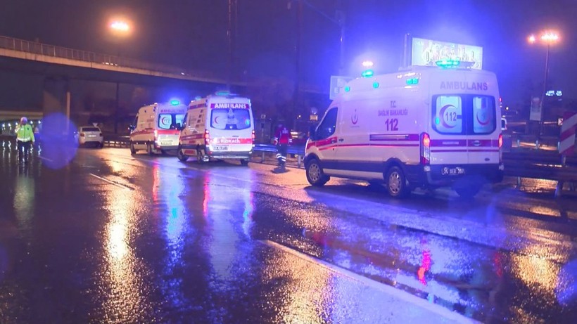 İstanbul Ataşehir'de lüks araç önce hafif ticari araca sonra bariyerlere çarptı sürücüsü öldü - Resim: 11