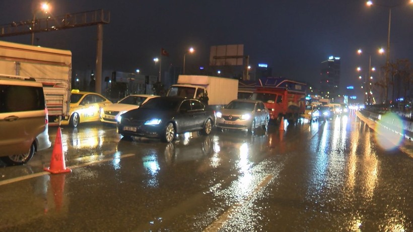 İstanbul Ataşehir'de lüks araç önce hafif ticari araca sonra bariyerlere çarptı sürücüsü öldü - Resim: 6