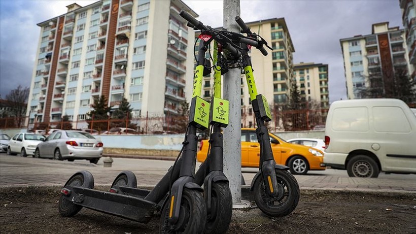 Kaldırımları işgal eden scooter çılgınlığına karşı ilk adım atılıyor! Kadıköy'de kaldırımdaki scooterlar toplanacak - Resim: 1
