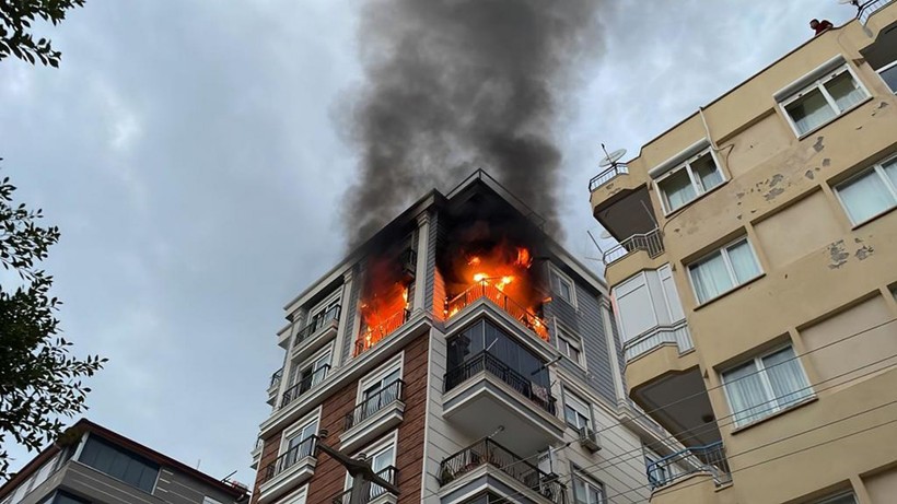 Antalya'da anneannesi ve teyzesiyle tartışan 28 yaşındaki genç evde yangın çıkararak kapıyı üzerlerine kilitledi! Anne-kız olay yerinde hayatını kaybetti - Resim: 1