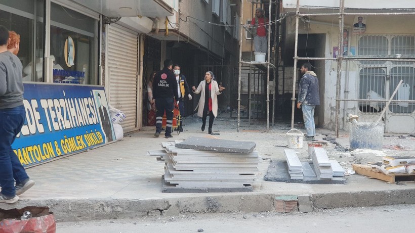 Gözü dönmüş adam kumar borcu yüzünden tartıştığı eşini çocuklarının gözü önünde bıçakladı - Resim: 1