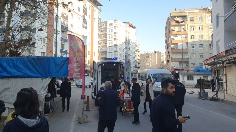 Gözü dönmüş adam kumar borcu yüzünden tartıştığı eşini çocuklarının gözü önünde bıçakladı - Resim: 3
