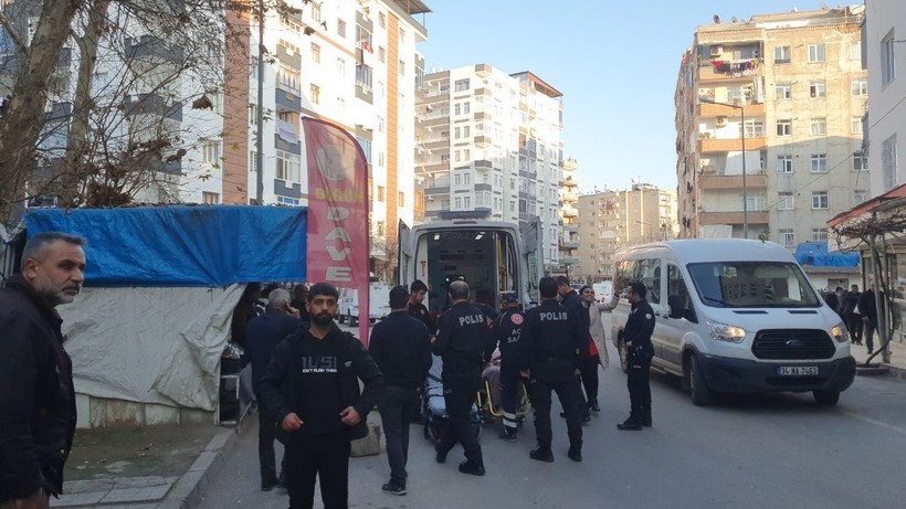 Gözü dönmüş adam kumar borcu yüzünden tartıştığı eşini çocuklarının gözü önünde bıçakladı - Resim: 4