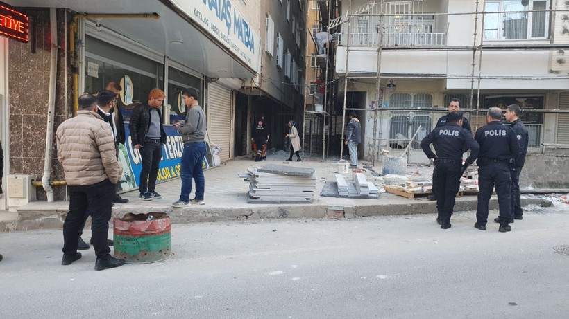 Gözü dönmüş adam kumar borcu yüzünden tartıştığı eşini çocuklarının gözü önünde bıçakladı - Resim: 2