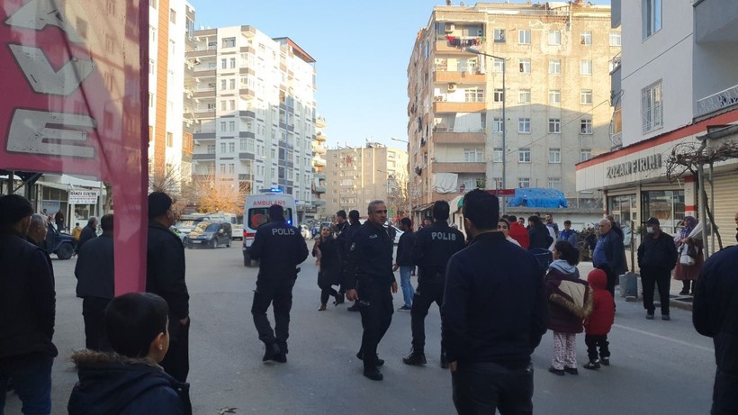 Gözü dönmüş adam kumar borcu yüzünden tartıştığı eşini çocuklarının gözü önünde bıçakladı - Resim: 7