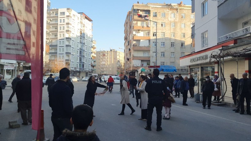 Gözü dönmüş adam kumar borcu yüzünden tartıştığı eşini çocuklarının gözü önünde bıçakladı - Resim: 8