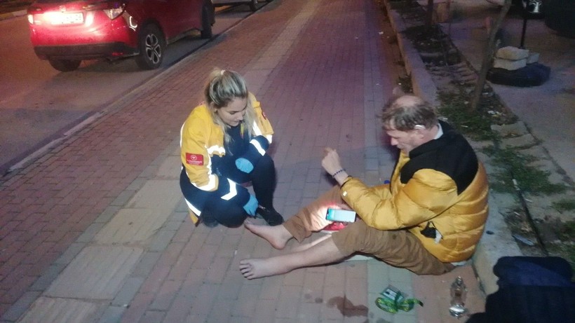 Antalya'da bir AVM'nin otoparkında park halindeki araçların plakasını kaydeden vatandaş araç sahiplerinin tepkisiyle karşılaştı! Yere oturdu kalbini tuttu... - Resim: 1