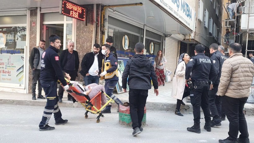 Eşinin boğazını kesti, yardıma çağırdığı sağlık ekiplerini eve kilitledi - Resim: 13