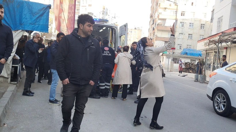 Eşinin boğazını kesti, yardıma çağırdığı sağlık ekiplerini eve kilitledi - Resim: 12