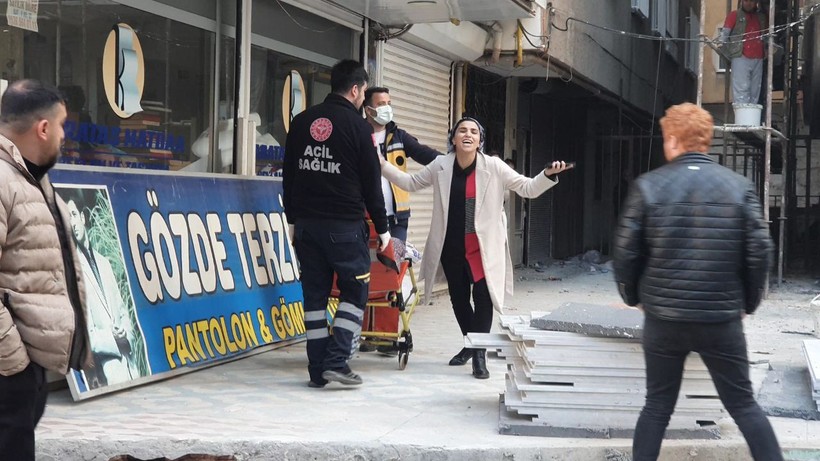 Eşinin boğazını kesti, yardıma çağırdığı sağlık ekiplerini eve kilitledi - Resim: 2