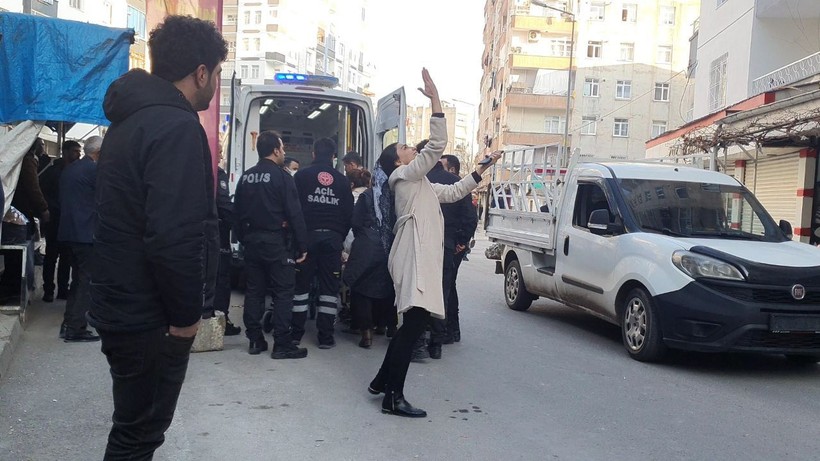 Eşinin boğazını kesti, yardıma çağırdığı sağlık ekiplerini eve kilitledi - Resim: 7