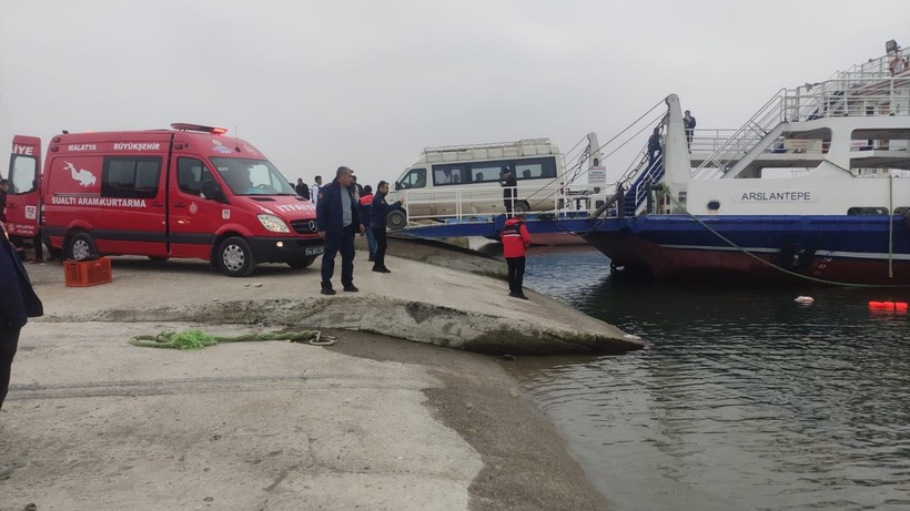 Malatya'da halk otobüsü, baraj gölüne devrildi: 4 yaralı - Resim: 1