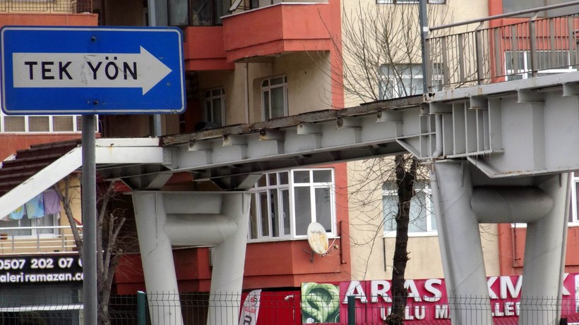 Avcılarda çökme tehlikesi bulunan üst geçit kapatılmasına rağmen yayaların yolu kısaltmak istemesinden dolayı hala kullanılıyor! - Resim: 8