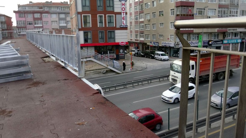 Avcılarda çökme tehlikesi bulunan üst geçit kapatılmasına rağmen yayaların yolu kısaltmak istemesinden dolayı hala kullanılıyor! - Resim: 3