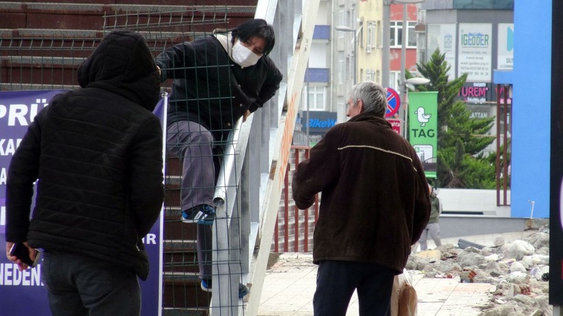 Avcılarda çökme tehlikesi bulunan üst geçit kapatılmasına rağmen yayaların yolu kısaltmak istemesinden dolayı hala kullanılıyor! - Resim: 10
