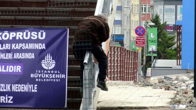 Avcılarda çökme tehlikesi bulunan üst geçit kapatılmasına rağmen yayaların yolu kısaltmak istemesinden dolayı hala kullanılıyor! - Resim: 4