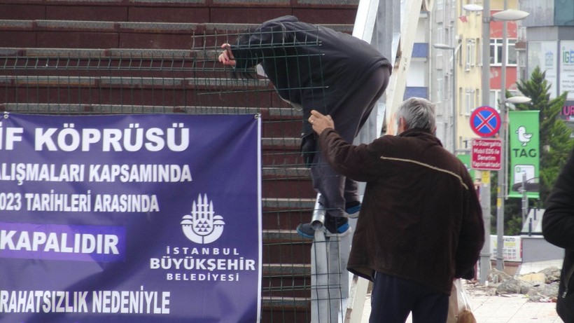 Avcılarda çökme tehlikesi bulunan üst geçit kapatılmasına rağmen yayaların yolu kısaltmak istemesinden dolayı hala kullanılıyor! - Resim: 11