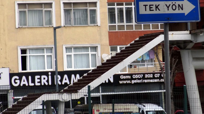 Avcılarda çökme tehlikesi bulunan üst geçit kapatılmasına rağmen yayaların yolu kısaltmak istemesinden dolayı hala kullanılıyor! - Resim: 7