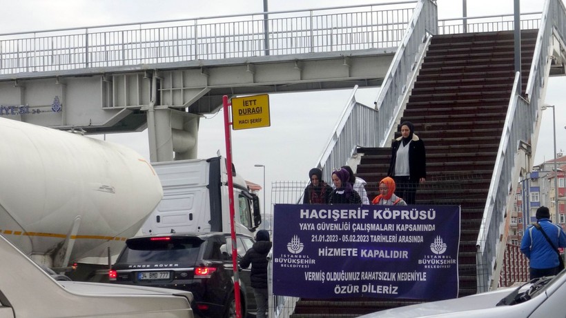 Avcılarda çökme tehlikesi bulunan üst geçit kapatılmasına rağmen yayaların yolu kısaltmak istemesinden dolayı hala kullanılıyor! - Resim: 6