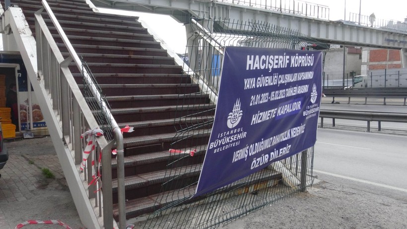 Avcılarda çökme tehlikesi bulunan üst geçit kapatılmasına rağmen yayaların yolu kısaltmak istemesinden dolayı hala kullanılıyor! - Resim: 14