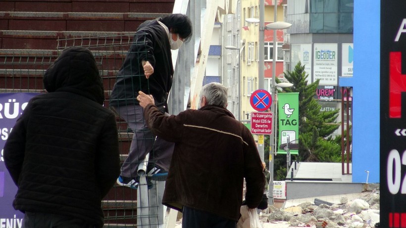 Avcılarda çökme tehlikesi bulunan üst geçit kapatılmasına rağmen yayaların yolu kısaltmak istemesinden dolayı hala kullanılıyor! - Resim: 1