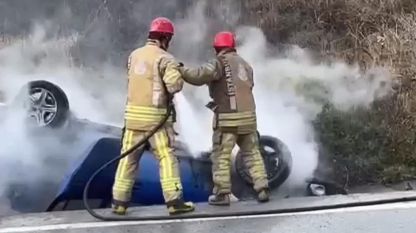 Eyüpsultan'da alev alev yanan otomobilin içerisinde bulunan 5 kişi son anda kurtarıldı - Resim: 4
