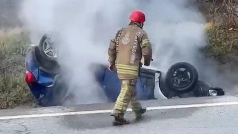 Eyüpsultan'da alev alev yanan otomobilin içerisinde bulunan 5 kişi son anda kurtarıldı - Resim: 3