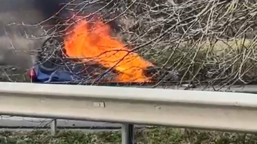 Eyüpsultan'da alev alev yanan otomobilin içerisinde bulunan 5 kişi son anda kurtarıldı - Resim: 1
