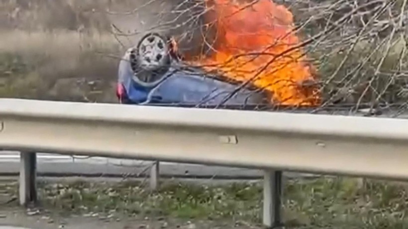 Eyüpsultan'da alev alev yanan otomobilin içerisinde bulunan 5 kişi son anda kurtarıldı - Resim: 2