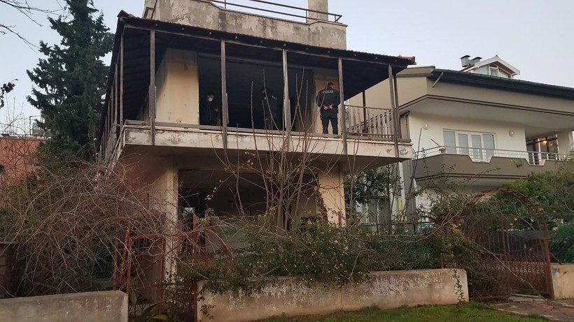 Antalya'da topu metruk binaya kaçan çocuklar karşılaştıkları şeyle şoka uğradı! Yıllardır sahipsiz olan evden çürümüş ceset çıktı - Resim: 1