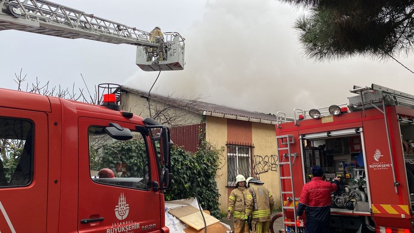 Maltepe Gülensu Mahallesi'nde 3 katlı binanın çatısı alevler içinde kaldı - Resim: 3