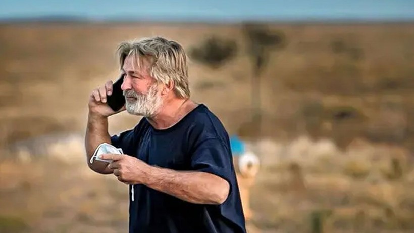 Rus film setinde katil olan Alec Baldwin davasında flaş gelişme! Savcılıktan açıklama: Silah eğitiminde telefonla konuşuyordu - Resim: 1