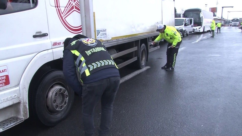 Trafik Denetleme Şube Müdürlüğü tarafından İstanbul'da gerçekleştirilen kış lastiği denetimlerinde sürücülere ceza yağdı! - Resim: 4