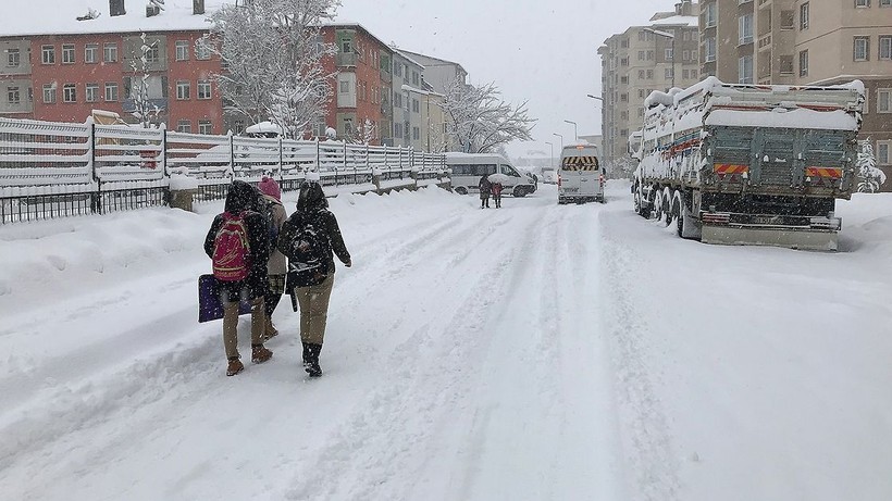 Türkiye genelinde etkisini artıran kar yağışı okullara tatil de getirdi | 6 Şubat Pazartesi Kar Tatili Olan İller - Resim: 8