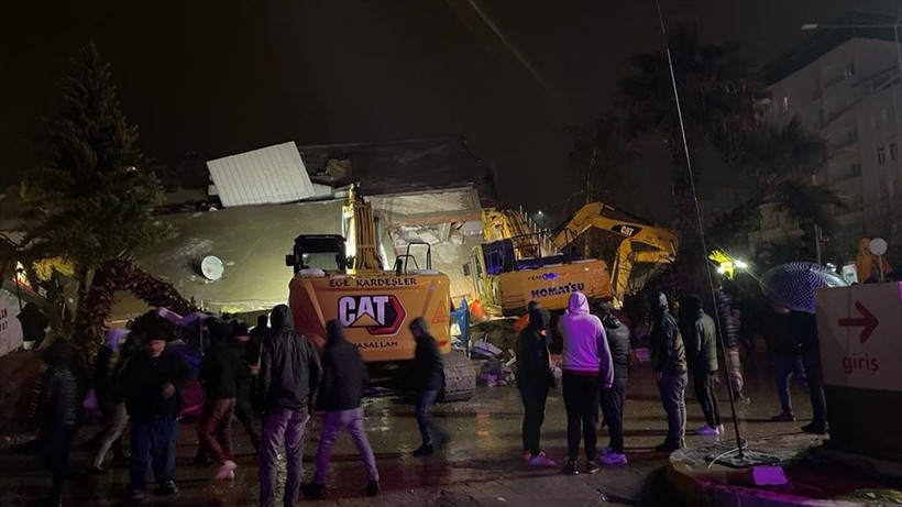 SON DAKİKA DEPREM: Kahramanmaraş merkezli depremin ardından enkaz altından bir bebek canlı şekilde çıkarıldı - Resim: 3