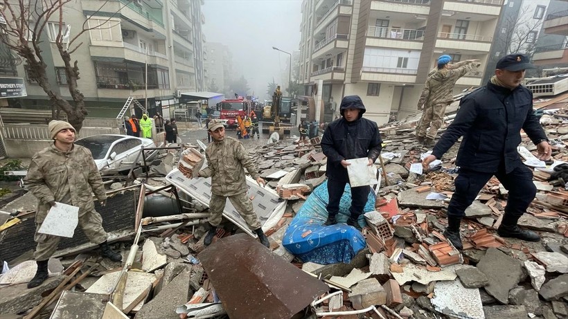 Son dakika deprem haberi... Kahramanmaraş'ın Pazarcık ilçesi olan 7,4'lük deprem sonrası Mehmetçik deprem bölgesinde! - Resim: 1