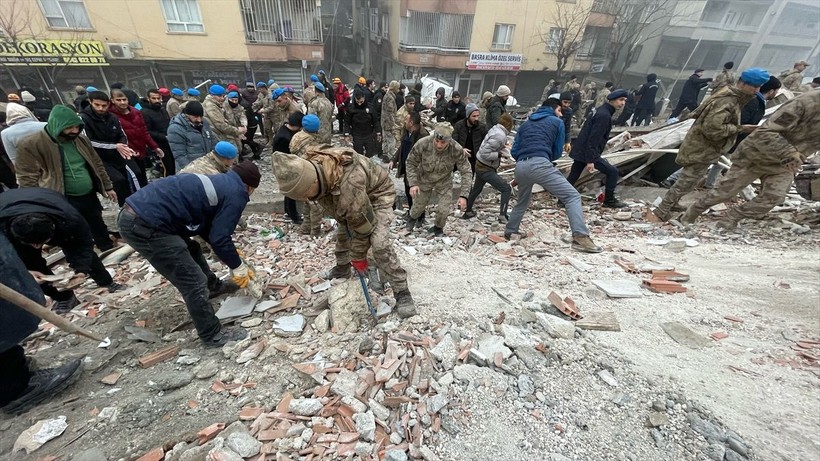 Son dakika deprem haberi... Kahramanmaraş'ın Pazarcık ilçesi olan 7,4'lük deprem sonrası Mehmetçik deprem bölgesinde! - Resim: 2
