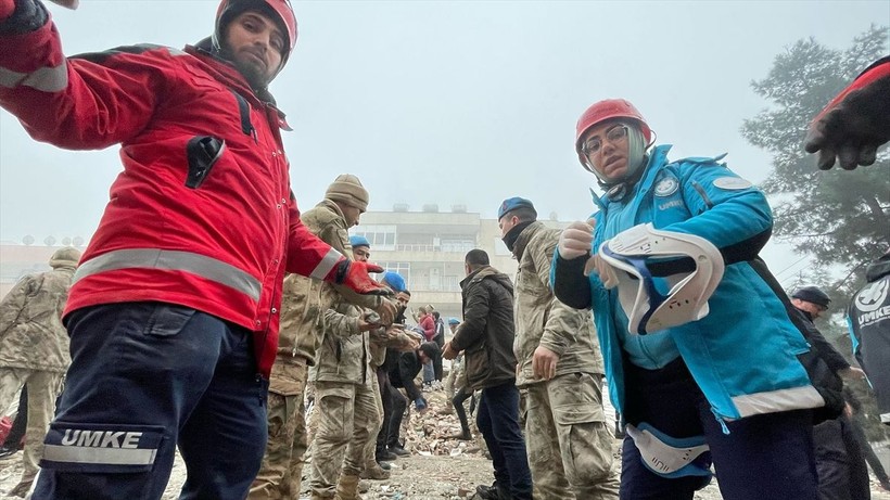 Son dakika deprem haberi... Kahramanmaraş'ın Pazarcık ilçesi olan 7,4'lük deprem sonrası Mehmetçik deprem bölgesinde! - Resim: 12