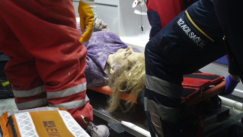Depremin vurduğu 10 ilde arama kurtarma çalışmaları devam ederken sevindiren haberler geliyor - Resim: 6