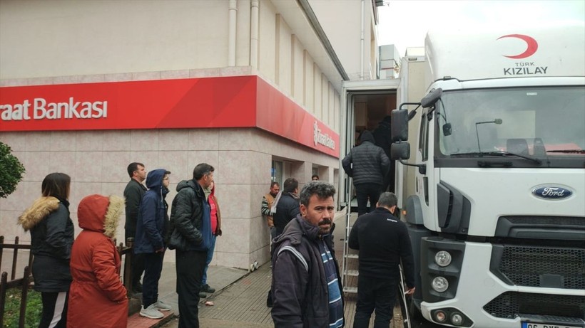 Ülkenin dört bir yanından depremzedelere kan bağışı yapılıyor - Resim: 1