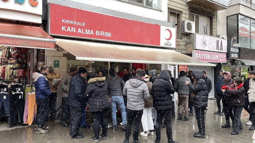 Ülkenin dört bir yanından depremzedelere kan bağışı yapılıyor - Resim: 43