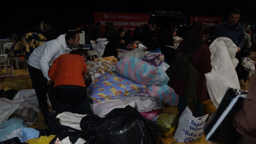 Antalyalılar depremzedelere gönderdikleri yardımlara duygusal mektuplar yazdı! - Resim: 8