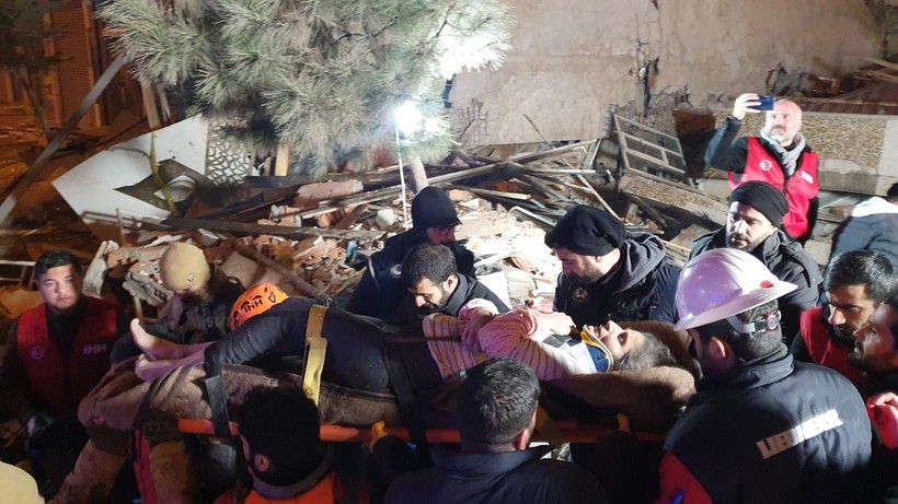 Son Dakika! Yeni günde enkazdan kurtarılan canlar umudu artırdı! 30. saatte bulunanlar, asker abileriyle konuşan çocuklar, uykusundan uyanan minik: Ne oluyor ya - Resim: 19