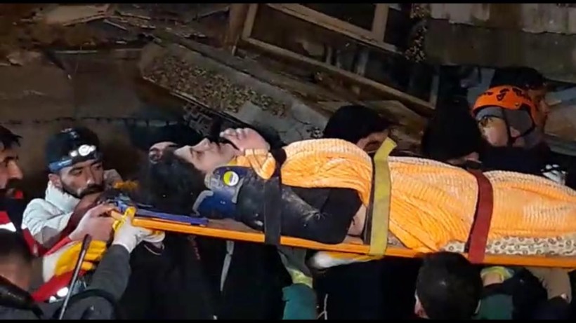 Son Dakika! Yeni günde enkazdan kurtarılan canlar umudu artırdı! 30. saatte bulunanlar, asker abileriyle konuşan çocuklar, uykusundan uyanan minik: Ne oluyor ya - Resim: 20