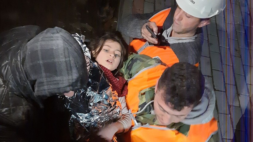 Depremin vurduğu 10 ilde arama kurtarma çalışmaları devam ederken sevindiren haberler geliyor - Resim: 14